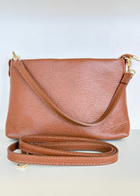 Carica l'immagine nel visualizzatore di Gallery, Pochette in pelle con tracolla
