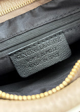Carica l'immagine nel visualizzatore di Gallery, Pochette in pelle con tracolla
