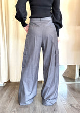 Carica l'immagine nel visualizzatore di Gallery, Pantalone con taschone
